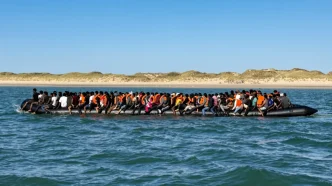 Lancha neumática gigante sobrecargada con decenas de migrantes navegando cerca de la costa