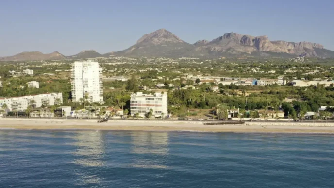 Vista panorámica de la zona costera y urbanización exclusiva junto al mar Mediterráneo