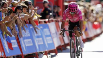 El ciclista ecuatoriano Richard Carapaz pedaleando con fuerza arropado por los aficionados en la Vuelta a España