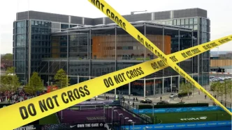 Fachada del Centro Cívico de Brent en Wembley acordonada con cinta policial