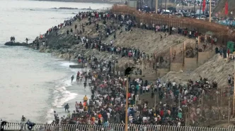 Vista panorámica de la masiva llegada de personas a la costa y la frontera de Ceuta durante la crisis migratoria.
