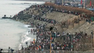 Acumulación de personas en la zona fronteriza y costera de Ceuta durante la crisis migratoria.