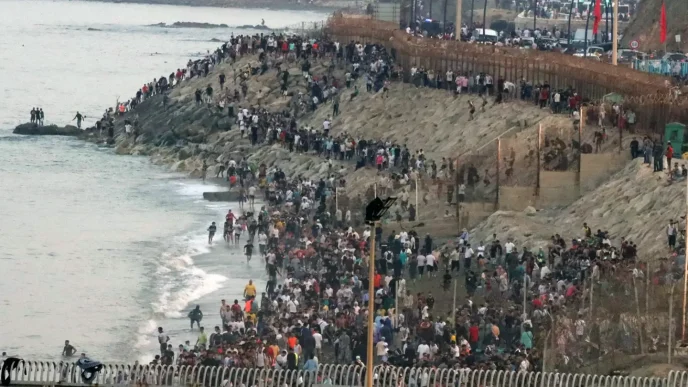 Acumulación de personas en la zona fronteriza y costera de Ceuta durante la crisis migratoria.