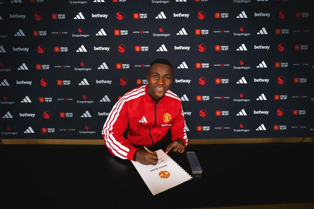 El futbolista colombiano Cristian Orozco firmando su contrato oficial con el Manchester United.