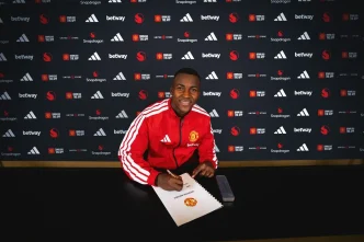 El futbolista colombiano Cristian Orozco firmando su contrato oficial con el Manchester United.