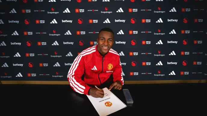 El futbolista colombiano Cristian Orozco firmando su contrato oficial con el Manchester United.