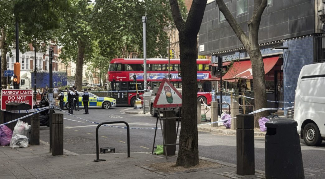 Zona acordonada por la policía tras el ataque con arma blanca en Londres.