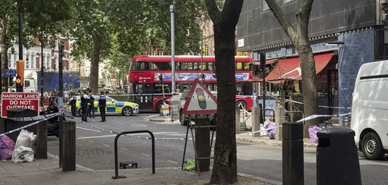 Zona acordonada por la policía tras el ataque con arma blanca en Londres.