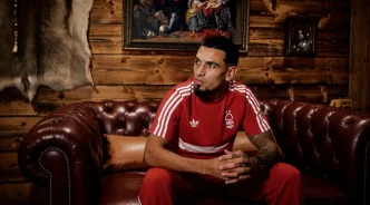 El futbolista colombiano Daniel Muñoz vistiendo la equipación de entrenamiento del Nottingham Forest sentado en un sofá de cuero