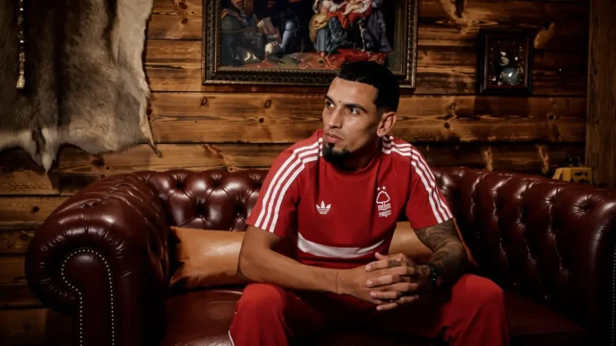 El futbolista colombiano Daniel Muñoz vistiendo la equipación de entrenamiento del Nottingham Forest sentado en un sofá de cuero