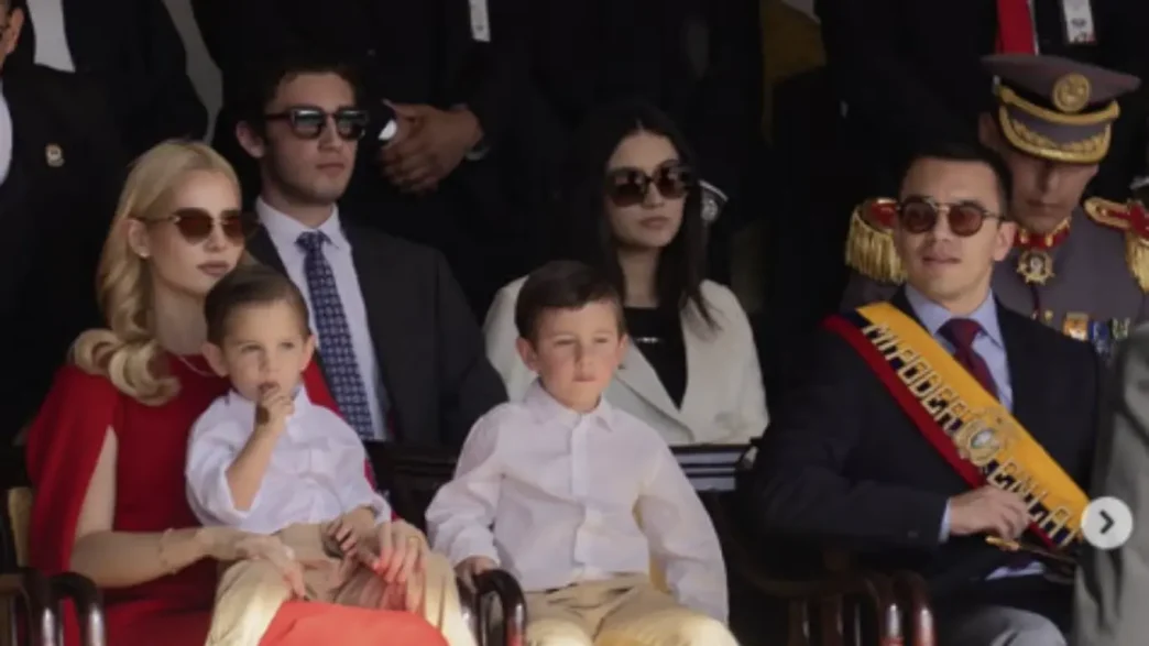 El presidente de Ecuador Daniel Noboa junto a su esposa Lavinia Valbonesi y sus hijos en un acto oficial