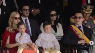 El presidente de Ecuador Daniel Noboa junto a su esposa Lavinia Valbonesi y sus hijos en un acto oficial