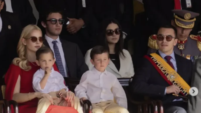 El presidente de Ecuador Daniel Noboa junto a su esposa Lavinia Valbonesi y sus hijos en un acto oficial