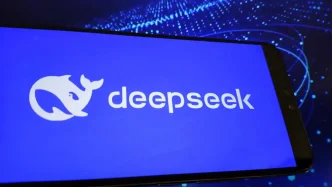 Pantalla de un dispositivo móvil mostrando el logotipo y nombre de la plataforma DeepSeek en azul