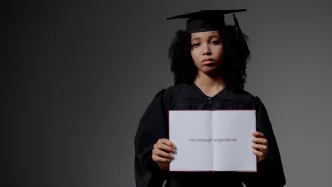 Joven graduada con birrete y toga sosteniendo un libro que muestra un mensaje sobre falta de experiencia
