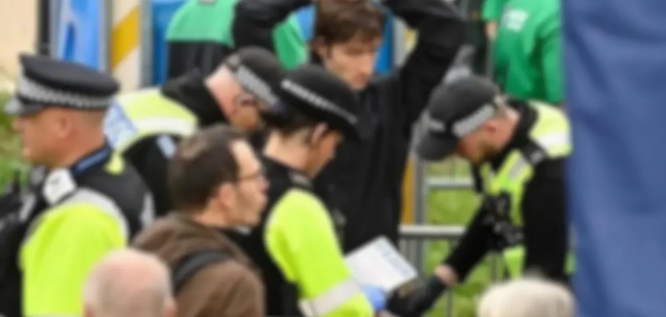 Agentes de policía británicos realizando un control e intervención en el marco de las redadas migratorias.