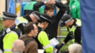 Agentes de policía británicos realizando un control e intervención en el marco de las redadas migratorias.