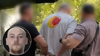 Imagen del operativo policial durante la detención de un prófugo británico en una calle de Madrid con un inserto de su rostro.