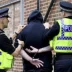 Agentes de policía deteniendo a un sospechoso en la vía pública