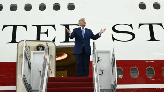 Donald Trump en la escalinata del avión presidencial tras una cumbre internacional