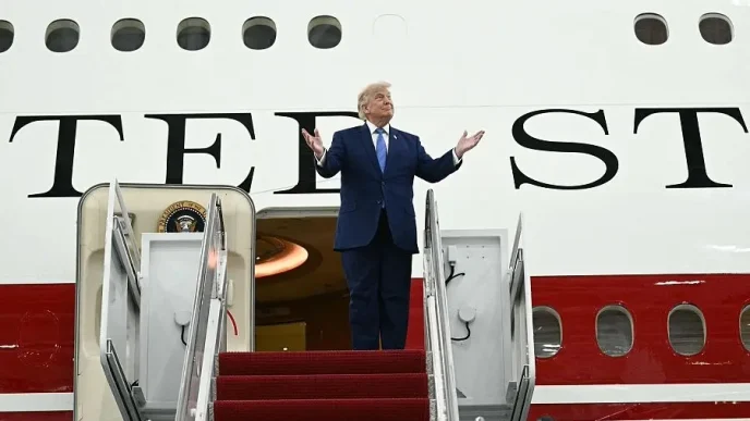 Donald Trump en la escalinata del avión presidencial tras una cumbre internacional