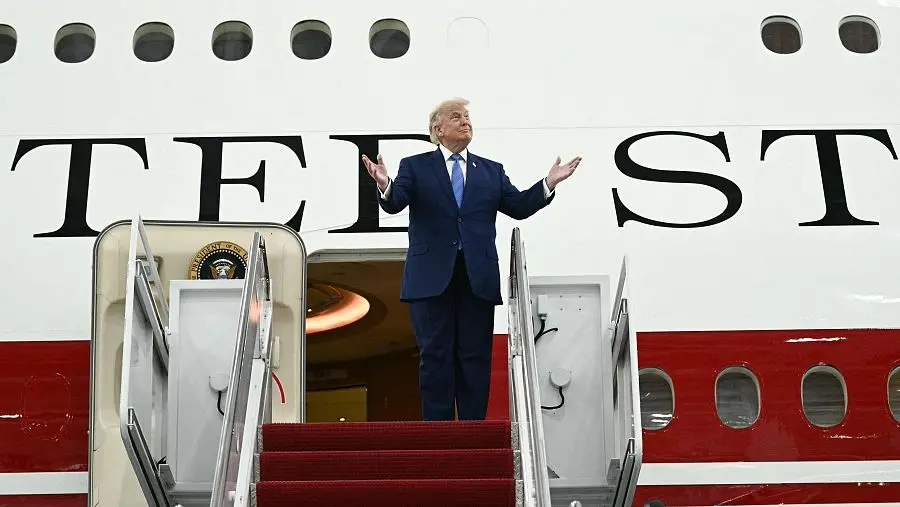 Donald Trump en la escalinata del avión presidencial tras una cumbre internacional