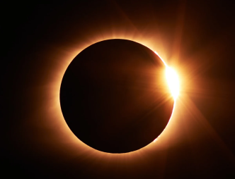 Imagen de un eclipse solar parcial mostrando el resplandor del astro alrededor de la Luna.
