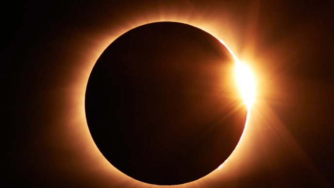 Imagen de un eclipse solar parcial mostrando el resplandor del astro alrededor de la Luna.