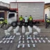 Autoridades policiales junto a un camión intervenido y material explosivo incautado en un operativo en Colombia.