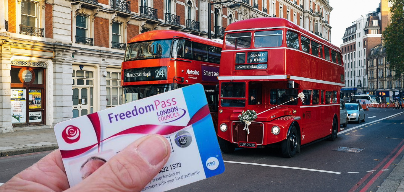 Dos autobuses rojos de dos pisos circulando por una calle de Londres