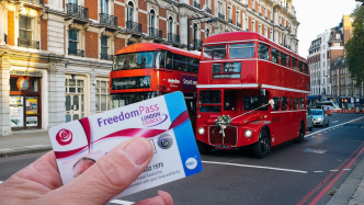 Dos autobuses rojos de dos pisos circulando por una calle de Londres