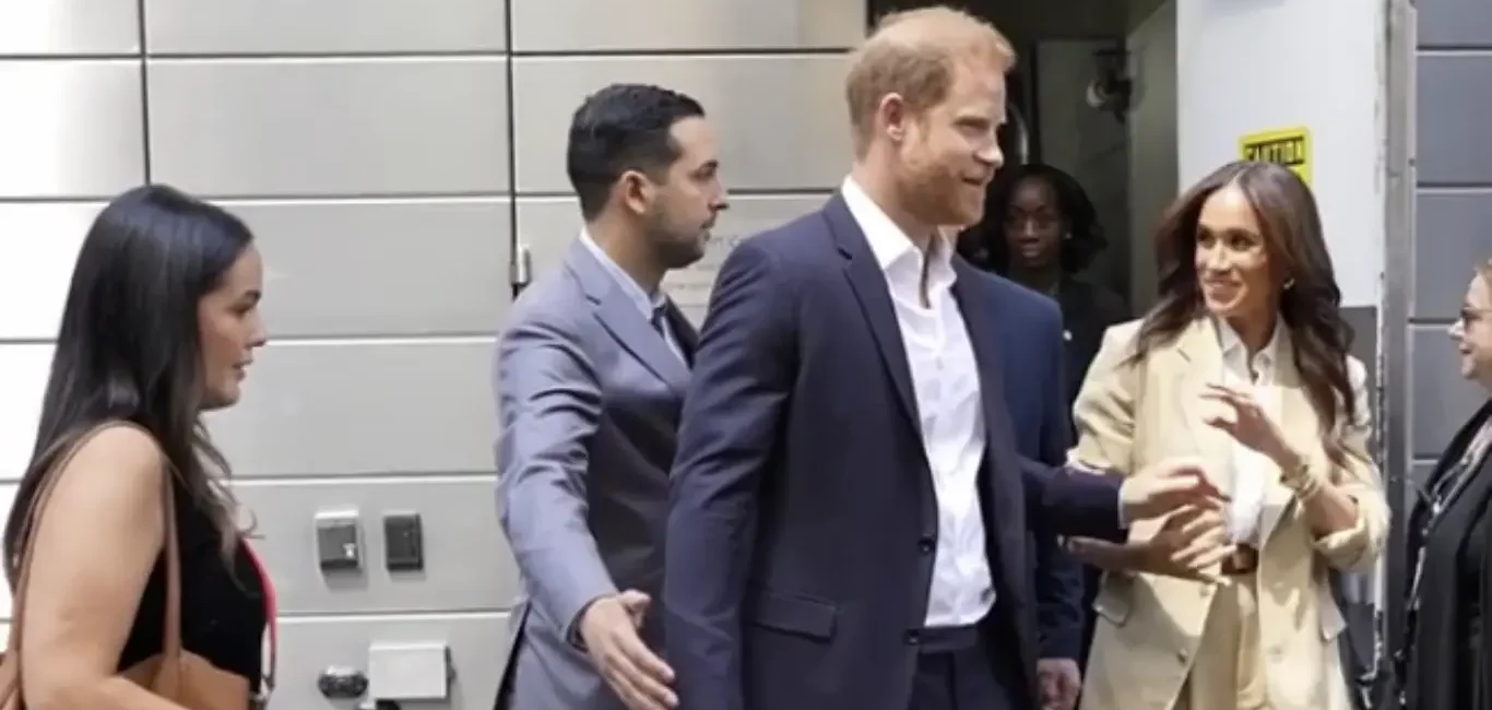 El príncipe Harry y Meghan Markle acompañados por su equipo de seguridad