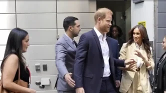 El príncipe Harry y Meghan Markle acompañados por su equipo de seguridad