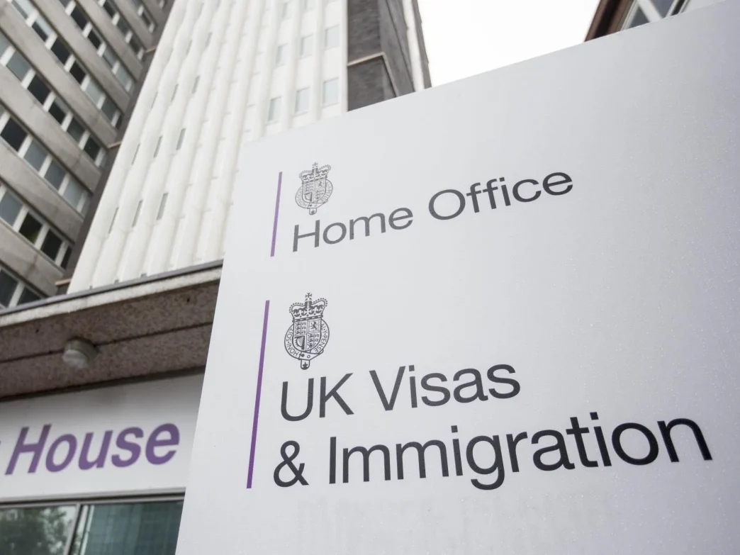 Letrero oficial del Home Office UK Visas & Immigration en Londres