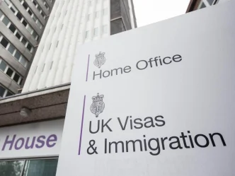 Letrero oficial del Home Office UK Visas & Immigration en Londres