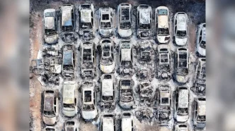 Vista aérea de decenas de coches quemados y completamente destruidos tras el devastador incendio en el aparcamiento