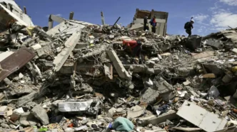 Equipos de rescate trabajando entre los escombros de edificios derrumbados tras el terremoto en Indonesia