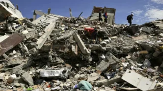 Equipos de rescate trabajando entre los escombros de edificios derrumbados tras el terremoto en Indonesia