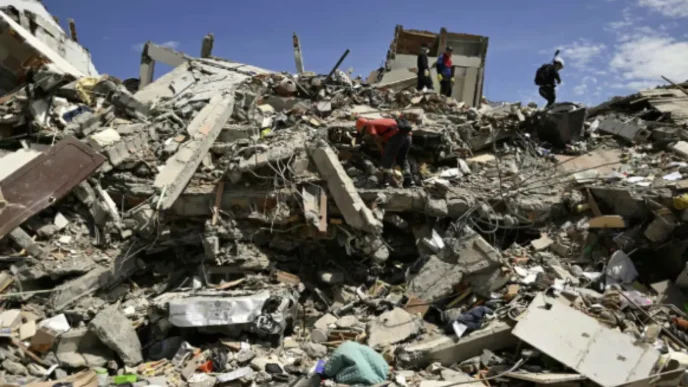Equipos de rescate trabajando entre los escombros de edificios derrumbados tras el terremoto en Indonesia