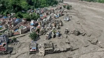 Vista aérea de una localidad en Nepal arrasada por lodo y escombros tras las inundaciones