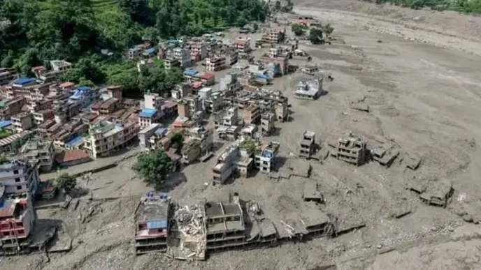 Vista aérea de una localidad en Nepal arrasada por lodo y escombros tras las inundaciones
