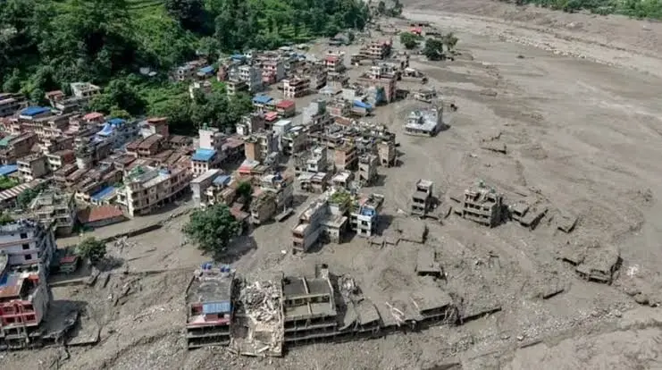 Vista aérea de una localidad en Nepal arrasada por lodo y escombros tras las inundaciones