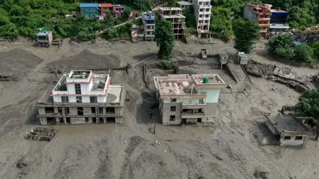 Vista aérea de edificios dañados y cubiertos de lodo tras las inundaciones en Nepal