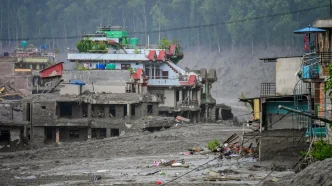 Vista general de una zona devastada por una riada de lodo y escombros en la frontera de Nepal