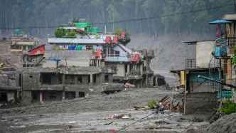 Vista general de una zona devastada por una riada de lodo y escombros en la frontera de Nepal