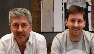 Fotografía de Jorge Messi junto a su hijo Lionel Messi en un momento familiar.