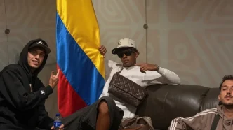 Lamine Yamal posando junto a la bandera de Colombia con sus amigos.