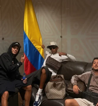 Lamine Yamal posando junto a la bandera de Colombia con sus amigos.