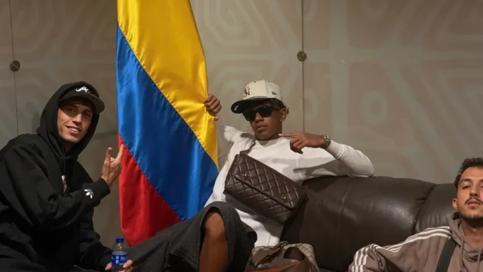 Lamine Yamal posando junto a la bandera de Colombia con sus amigos.
