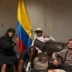 Lamine Yamal posando junto a la bandera de Colombia con sus amigos.